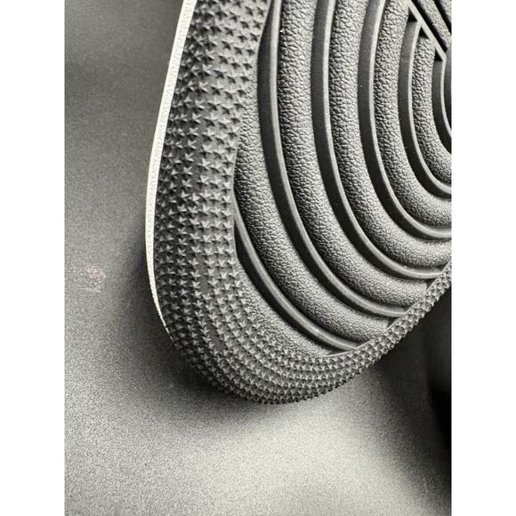 Size 13 - Jordan 1 Mid Chicago Black Toe 2020 554724-069 - Picture 11 of 16